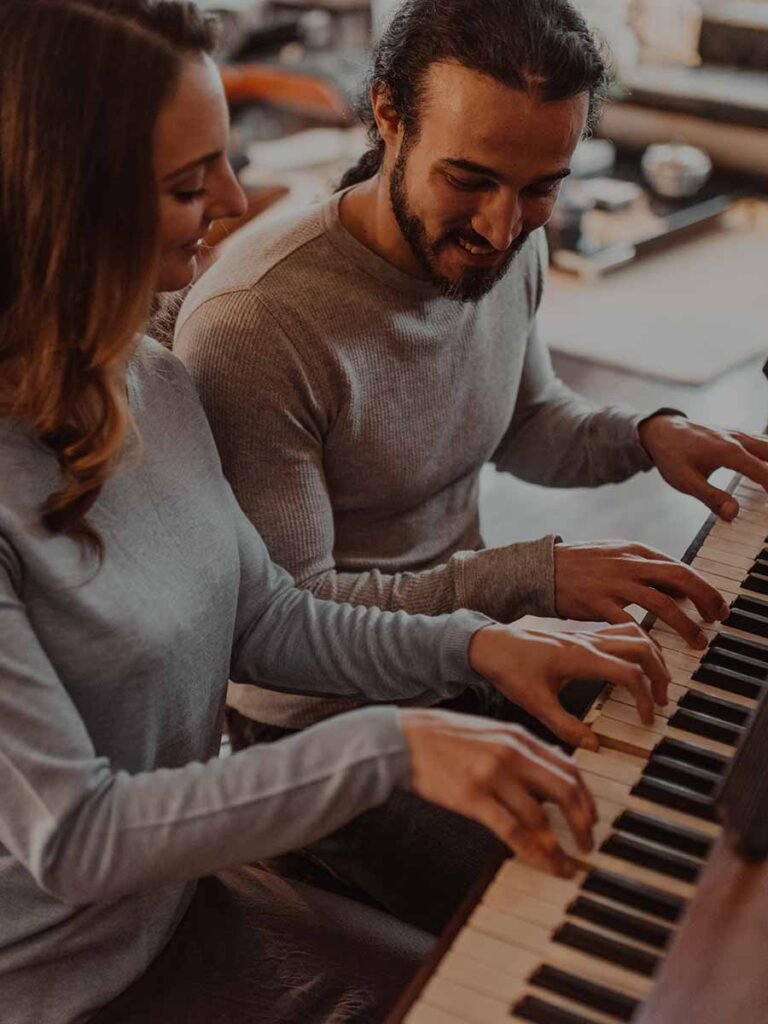 Couple jouant du piano